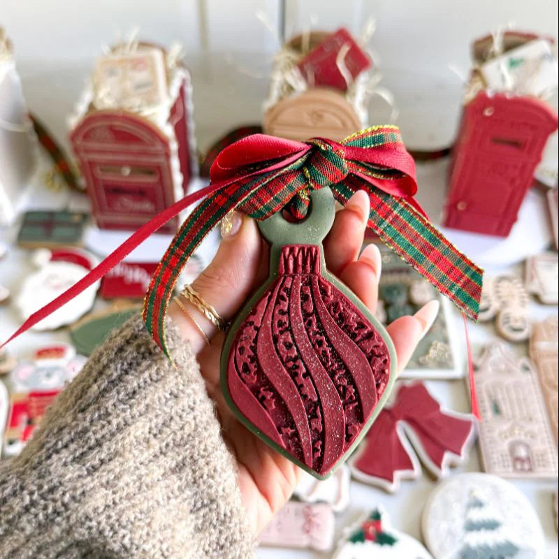Tampon & cutters à biscuits 3D La boule de Noël suspendu par ChellBells Cakes - Lissie Lou