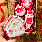 Tampon & cutters à biscuits 3D La maison en pain d'épice de Mère Noël - Lissie Lou
