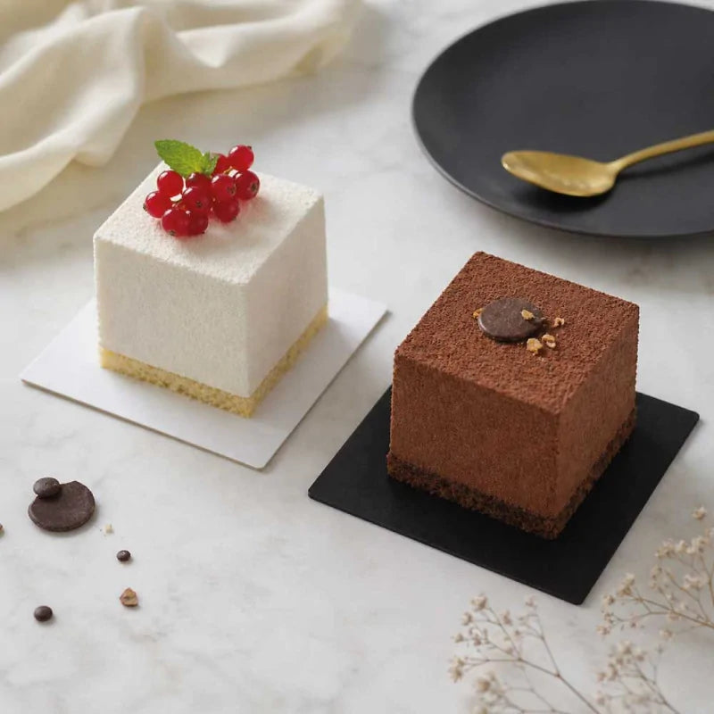 Supports cartonnés à gâteaux carrés blanc et noir (x20)